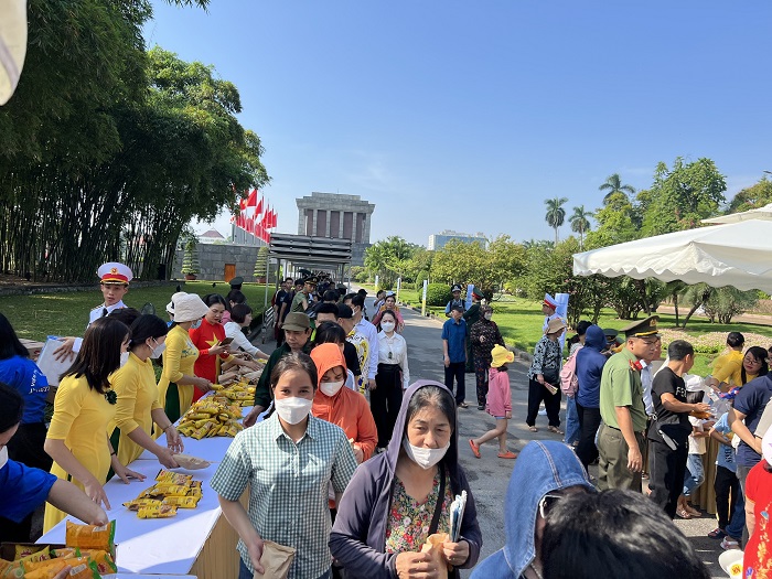 Sở Du lịch Hà Nội phối hợp Ban Quản lý Lăng Chủ tịch Hồ Chí Minh tổ chức tặng hơn 20 nghìn suất quà cho du khách đến thăm, viếng tại Lăng.